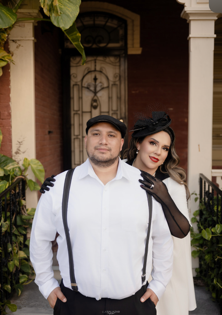Cynthia y Erick en el pórtico